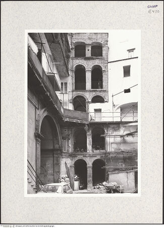 Vorderseite von Bibliotheca Hertziana [https://www.deutsche-digitale-bibliothek.de/content/lizenzen/rv-fz/] Palazzo Carafa di Belvedere - Innenhof, Loggiato, bh364443_recto. Foto.