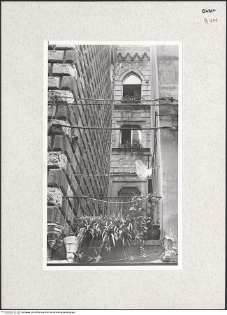 Vorderseite von Bibliotheca Hertziana [https://www.deutsche-digitale-bibliothek.de/content/lizenzen/rv-fz/] Palazzo di Diomede CarafaFassade an der Via San Biagio dei Librai - Fassade, rechte Seite, bh364444_recto. Foto.