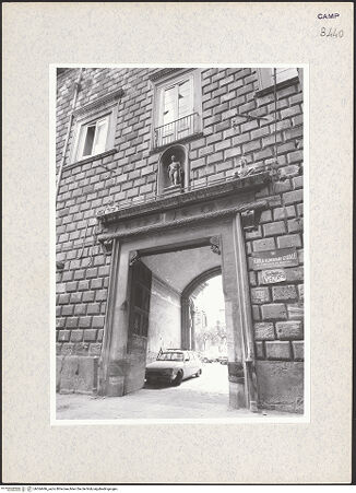 Vorderseite von Bibliotheca Hertziana [https://www.deutsche-digitale-bibliothek.de/content/lizenzen/rv-fz/] Palazzo di Diomede CarafaFassade an der Via San Biagio dei Librai - Detail: Portal und Torgang zum Innenhof, bh364446_recto. Foto.