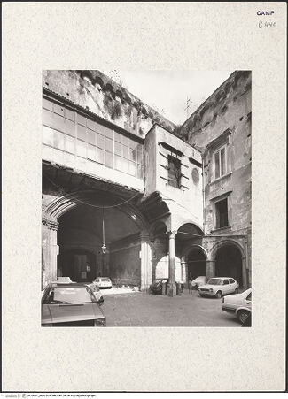 Vorderseite von Bibliotheca Hertziana [https://www.deutsche-digitale-bibliothek.de/content/lizenzen/rv-fz/] Palazzo di Diomede Carafa - Innenhof mit Torgang zur Via San Biagio dei Librai, bh364447_recto. Foto.