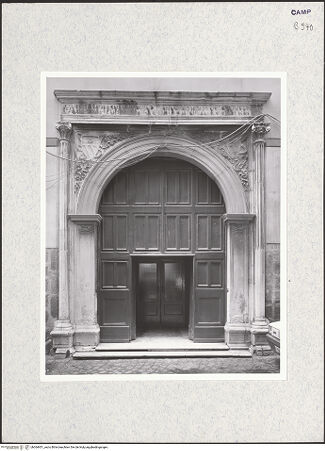 Vorderseite von Bibliotheca Hertziana [https://www.deutsche-digitale-bibliothek.de/content/lizenzen/rv-fz/] Portal mit Wappen der Familie Orsini von Nola - Gesamtansicht, bh364451_recto. Foto.