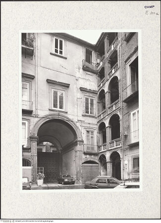 Vorderseite von Bibliotheca Hertziana [https://www.deutsche-digitale-bibliothek.de/content/lizenzen/rv-fz/] Palazzo dei Duchi di Casamassima - Innenhof, bh364452_recto. Foto.