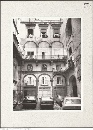 Vorderseite von Bibliotheca Hertziana [https://www.deutsche-digitale-bibliothek.de/content/lizenzen/rv-fz/] Palazzo Pinelli - Innenhof, bh364453_recto. Foto.