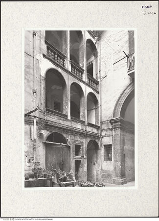 Vorderseite von Bibliotheca Hertziana [https://www.deutsche-digitale-bibliothek.de/content/lizenzen/rv-fz/] Palazzo Mormando - Innenhof, Loggiato, bh364454_recto. Foto.