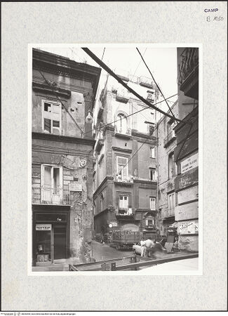 Vorderseite von Bibliotheca Hertziana [https://www.deutsche-digitale-bibliothek.de/content/lizenzen/rv-fz/] Palazzo Pignatelli di Toritto - Fassade zur Piazzetta del Nilo, Detail: rechte Achse; rechts: Palazzo Beccadelli, bh364455_recto. Foto.