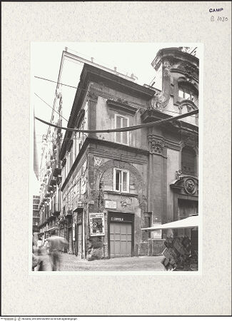 Vorderseite von Bibliotheca Hertziana [https://www.deutsche-digitale-bibliothek.de/content/lizenzen/rv-fz/] Palazzo Pignatelli di Toritto - Rechte Flanke zur Via Nilo, bh364456_recto. Foto.