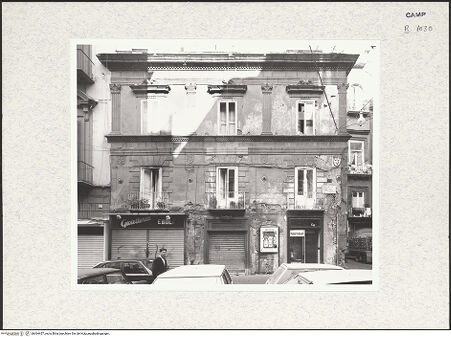 Vorderseite von Bibliotheca Hertziana [https://www.deutsche-digitale-bibliothek.de/content/lizenzen/rv-fz/] Palazzo Pignatelli di Toritto - Fassade zur Piazzetta del Nilo, bh364457_recto. Foto.