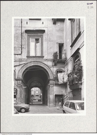 Vorderseite von Bibliotheca Hertziana [https://www.deutsche-digitale-bibliothek.de/content/lizenzen/rv-fz/] Palazzo del Panormita - Innenhof, bh364458_recto. Foto.