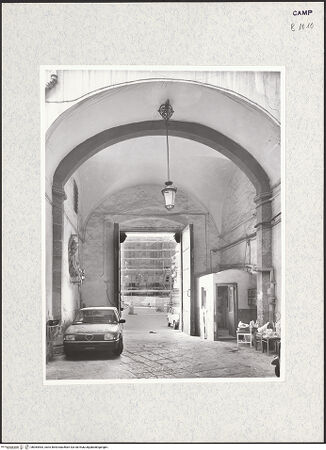 Vorderseite von Bibliotheca Hertziana [https://www.deutsche-digitale-bibliothek.de/content/lizenzen/rv-fz/] Palazzo Petrucci - Torgang, Blick vom Innenhof zur Piazza, bh364463_recto. Foto.