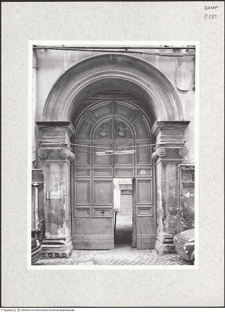 Vorderseite von Bibliotheca Hertziana [https://www.deutsche-digitale-bibliothek.de/content/lizenzen/rv-fz/] Palazzo Cilento - Portal, bh364464_recto. Foto.