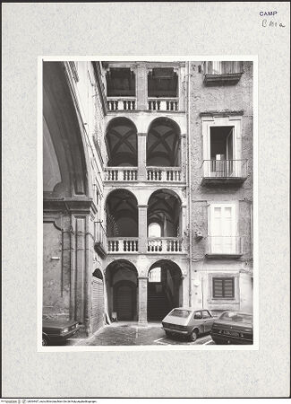 Vorderseite von Bibliotheca Hertziana [https://www.deutsche-digitale-bibliothek.de/content/lizenzen/rv-fz/] Palazzo dei Duchi di Casamassima - Innenhof, Loggiato, bh364467_recto. Foto.