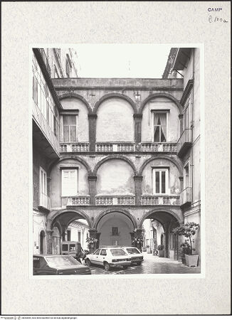 Vorderseite von Bibliotheca Hertziana [https://www.deutsche-digitale-bibliothek.de/content/lizenzen/rv-fz/] Palazzo dei Duchi di Casamassima - Innenhof, bh364469_recto. Foto.