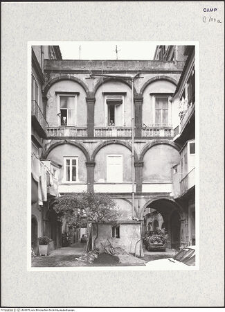 Vorderseite von Bibliotheca Hertziana [https://www.deutsche-digitale-bibliothek.de/content/lizenzen/rv-fz/] Palazzo dei Duchi di Casamassima - Innenhof, bh364470_recto. Foto.