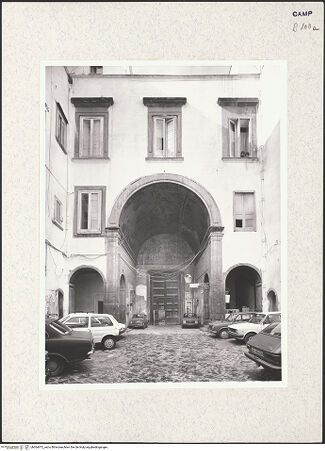 Vorderseite von Bibliotheca Hertziana [https://www.deutsche-digitale-bibliothek.de/content/lizenzen/rv-fz/] Palazzo - Innenhof, bh364472_recto. Foto.