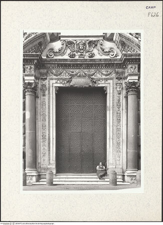 Vorderseite von Bibliotheca Hertziana [https://www.deutsche-digitale-bibliothek.de/content/lizenzen/rv-fz/] Hauptportal - Detail, bh364475_recto. Foto.