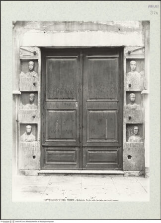 Vorderseite von Alinari [https://www.deutsche-digitale-bibliothek.de/content/lizenzen/rv-ez/] Hauptportal mit römischen Reliefportraits von sechs Mitgliedern der Familie Barbia - Gesamtansicht, bh365147_recto. Foto.