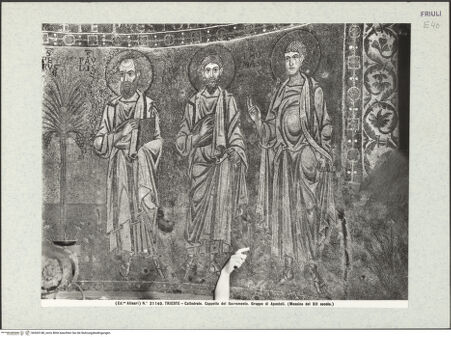 Vorderseite von Alinari [https://www.deutsche-digitale-bibliothek.de/content/lizenzen/rv-ez/] Thronende Madonna zwischen den Erzengeln Michael und Gabriel, darunter die zwölf Apostel - Detail: drei Apostel, bh365148_recto. Foto.