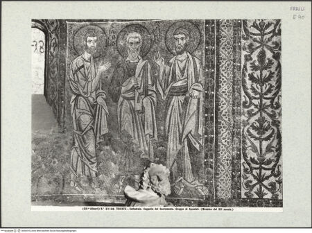 Vorderseite von Alinari [https://www.deutsche-digitale-bibliothek.de/content/lizenzen/rv-ez/] Thronende Madonna zwischen den Erzengeln Michael und Gabriel, darunter die zwölf Apostel - Detail: drei Apostel, bh365155_recto. Foto.