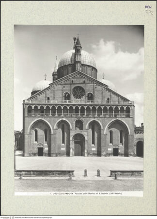 Vorderseite von Alinari [https://www.deutsche-digitale-bibliothek.de/content/lizenzen/rv-ez/] Sant'AntonioWestfassade - Ansicht von Westen, bh366763_recto. Foto.