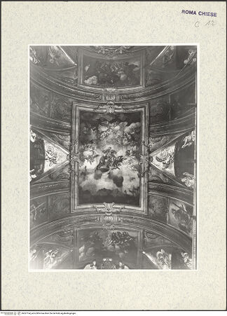 Vorderseite von ICCD [https://www.deutsche-digitale-bibliothek.de/content/lizenzen/rv-ez/] Deckengemälde mit Gottvater und Maria mit dem Kind umgeben von Bildfeldern mit Heiligen, Seligen und Evangelisten - Gesamtaufnahme, bh367164_recto. Foto.