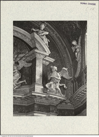 Vorderseite von ICCD [https://www.deutsche-digitale-bibliothek.de/content/lizenzen/rv-ez/] Hochaltar mit bekrönenden Stuckengeln - Altarbekrönung, Detail rechts außen: Engel von Cavallini, bh367168_recto. Foto.