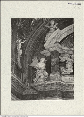 Vorderseite von ICCD [https://www.deutsche-digitale-bibliothek.de/content/lizenzen/rv-ez/] Hochaltar mit bekrönenden Stuckengeln - Altarbekrönung, Detail links außen: Engel von Cavallini, bh367169_recto. Foto.