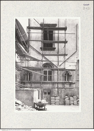 Vorderseite von Bibliotheca Hertziana [https://www.deutsche-digitale-bibliothek.de/content/lizenzen/rv-fz/] Palazzo Carafa di Belvedere - Innenhof, bh367855_recto. Foto.