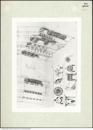 Vorderseite von Bibliotheca Hertziana [https://www.deutsche-digitale-bibliothek.de/content/lizenzen/rv-ez/] Codex Destailleur DNerva-Forum: Konsolgebälk, gegenständliche Ornamente in zwei Registern, korinthisches Pilasterkapitell - obere Blatthälfte, bh368009_recto. Foto.