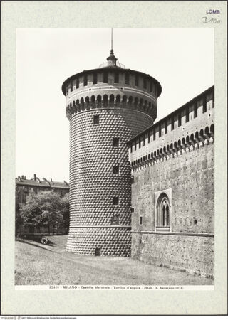 Vorderseite von Alinari [https://www.deutsche-digitale-bibliothek.de/content/lizenzen/rv-ez/] Castello SforzescoSüdöstliche Mauer - Südturm, bh371806_recto. Foto.