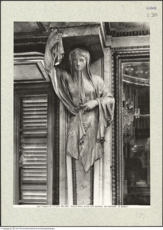 Vorderseite von Alinari [https://www.deutsche-digitale-bibliothek.de/content/lizenzen/rv-ez/] Kariatyde - Gesamtansicht, bh371936_recto. Foto.