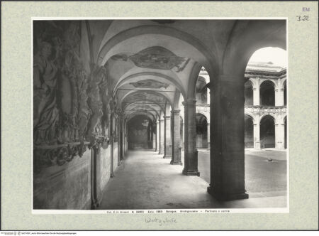 Vorderseite von Alinari [https://www.deutsche-digitale-bibliothek.de/content/lizenzen/rv-ez/] Archiginnasio - Westgalerie, bh374381_recto. Foto.