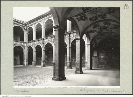 Vorderseite von Alinari [https://www.deutsche-digitale-bibliothek.de/content/lizenzen/rv-ez/] Archiginnasio - Südwestliche Ecke, bh374388_recto. Foto.