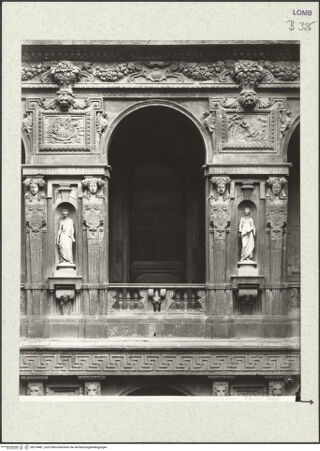 Vorderseite von Alinari [https://www.deutsche-digitale-bibliothek.de/content/lizenzen/rv-ez/] Palazzo Marino - Detail der Dekoration, bh374481_recto. Foto.