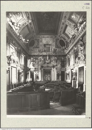 Vorderseite von Alinari [https://www.deutsche-digitale-bibliothek.de/content/lizenzen/rv-fz/] Palazzo MarinoSala dell'Alessi (Sala delle Feste) - Innenansicht (vor den Bombentreffern - 1943.08), bh374482_recto. Foto.