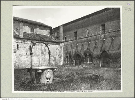 Vorderseite von Alinari [https://www.deutsche-digitale-bibliothek.de/content/lizenzen/rv-ez/] Abbazia di PomposaKreuzgang und Kapitelsaal - Nordöstliche Ecke von Südwesten; Kapitelsaal rechts, bh375163_recto. Foto.