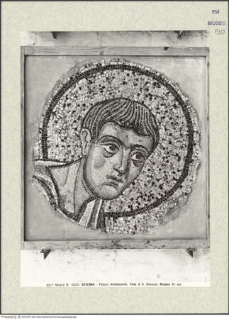 Vorderseite von Alinari [https://www.deutsche-digitale-bibliothek.de/content/lizenzen/rv-ez/] Fragmente der Mosaikverzierung der Apsis der Basilika UrsianaDer heilige Johannes der Evangelist - Gesamtansicht, bh375479_recto. Foto.