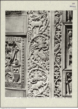 Vorderseite von Alinari [https://www.deutsche-digitale-bibliothek.de/content/lizenzen/rv-ez/] Kathedra des Bischofs MaximianusRückenlehne, Rückseite: die Taufe Christi; der Einzug nach Jerusalem; Christus und die Apostel verteilen Brot und Fisch unter den Leuten; Jesus segnet Brote und Fische; das Hochzeitsmahl in Kana; die Heilung eines blindgeborenen Mannes; Christus und die Samariterin; bewohnte Weinrollen, die aus Kantharoi sprießen - Detail (bewohnte Weinrollen), bh375481_recto. Foto.