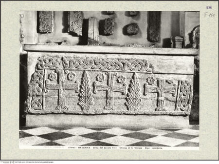 Vorderseite von Alinari [https://www.deutsche-digitale-bibliothek.de/content/lizenzen/rv-ez/] Sarkophag mit Kreuzen und Palmen - Frontalansicht, bh375486_recto. Foto.