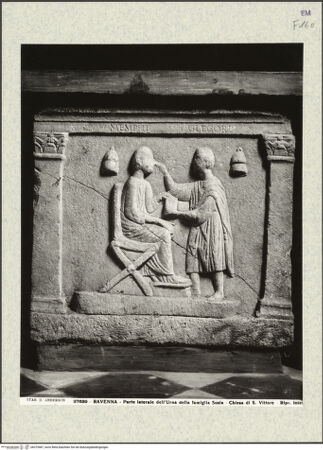 Vorderseite von Alinari [https://www.deutsche-digitale-bibliothek.de/content/lizenzen/rv-ez/] Sarkophag der Sosia Giuliana und Tetratia Isias - Linke Seite, bh375487_recto. Foto.