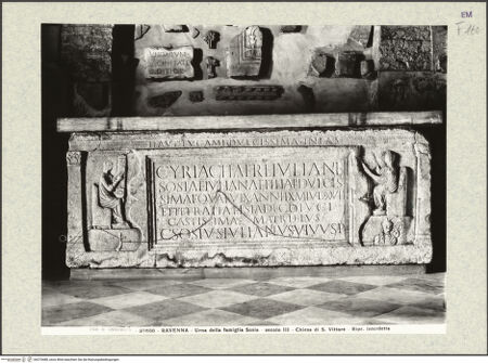 Vorderseite von Alinari [https://www.deutsche-digitale-bibliothek.de/content/lizenzen/rv-ez/] Sarkophag der Sosia Giuliana und Tetratia Isias - Frontalansicht, bh375488_recto. Foto.