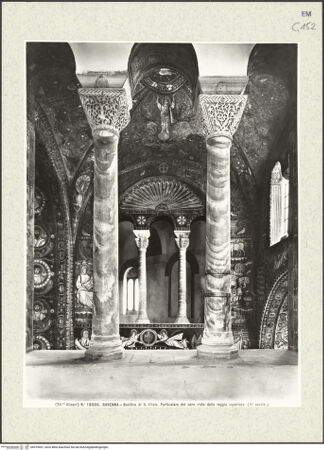 Vorderseite von Alinari [https://www.deutsche-digitale-bibliothek.de/content/lizenzen/rv-ez/] San VitaleInnenraumOberer Deambulatorium - Blick vom oberen Deambulatorium ins Presbyterium (von Süden), bh375491_recto. Foto.