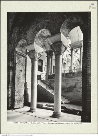 Vorderseite von Alinari [https://www.deutsche-digitale-bibliothek.de/content/lizenzen/rv-ez/] San VitaleAußenbauNarthex, Vestibül und alter Eingang - Eingang (Säulen zwischen dem Zweiten Kreuzgang und dem Narthex) von Nordwesten, bh375496_recto. Foto.
