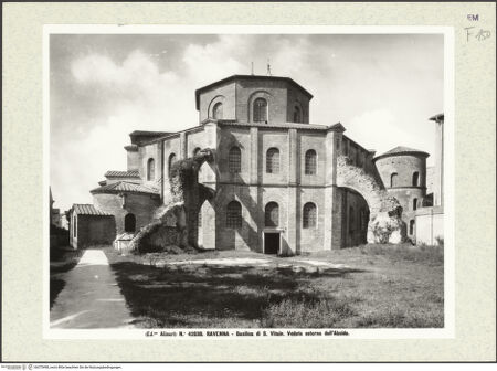Vorderseite von Alinari [https://www.deutsche-digitale-bibliothek.de/content/lizenzen/rv-ez/] San VitaleAußenbau - Ansicht von Norden, bh375498_recto. Foto.