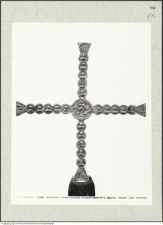 Vorderseite von Alinari [https://www.deutsche-digitale-bibliothek.de/content/lizenzen/rv-ez/] Silberkreuz des Bischof Agnello - Vorderseite (der auferstandene Christus und Heiligen), bh375499_recto. Foto.