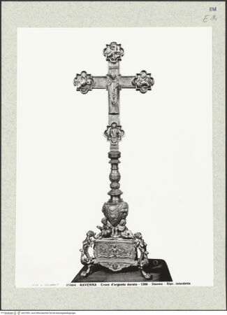 Vorderseite von Alinari [https://www.deutsche-digitale-bibliothek.de/content/lizenzen/rv-ez/] Kreuz mit Sockel des 16. Jh. - Rückseite, bh375501_recto. Foto.