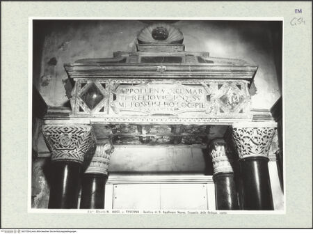 Vorderseite von Alinari [https://www.deutsche-digitale-bibliothek.de/content/lizenzen/rv-ez/] Sant'Apollinare NuovoInnenraumCappella delle Reliquie - Ziborium über dem Reliquienaltar mit den Porphyrsäulen, die 1951 in das Presbyterium übertragen wurden, bh375504_recto. Foto.