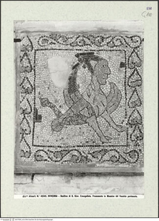 Vorderseite von Alinari [https://www.deutsche-digitale-bibliothek.de/content/lizenzen/rv-ez/] Fragmente des alten Fußbodens (Vierter Kreuzzug, Roman de Renard, Bestiarium)Lamia - Gesamtansicht, bh375506_recto. Foto.