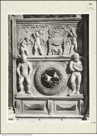 Vorderseite von Alinari [https://www.deutsche-digitale-bibliothek.de/content/lizenzen/rv-ez/] Der sogenannte Thron des Neptun (und Denkmal des Bischof Ecclesius) - Teilansicht, bh375988_recto. Foto.