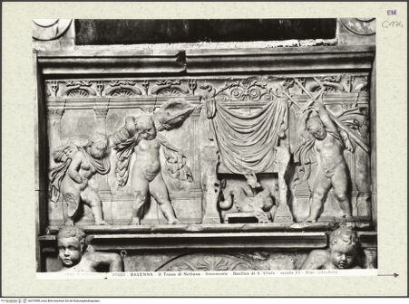 Vorderseite von Alinari [https://www.deutsche-digitale-bibliothek.de/content/lizenzen/rv-ez/] Der sogenannte Thron des Neptun (und Denkmal des Erzbischof Johannes 9.) - Detail: Der sogenannte Thron des Neptun, bh375989_recto. Foto.