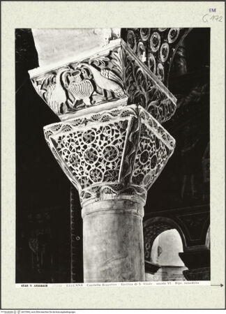 Vorderseite von Alinari [https://www.deutsche-digitale-bibliothek.de/content/lizenzen/rv-ez/] Kapitelle des PresbyteriumsKapitelle des Umgangs, Nordseite - Kapitell von Nordwesten, bh375992_recto. Foto.